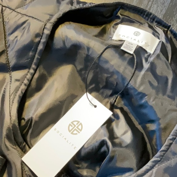 Socialite Quilted Puffer Vest - Picture 7 of 7